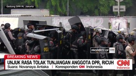 VIDEO: Ricuh Aksi Unjuk Rasa di Gedung DPR