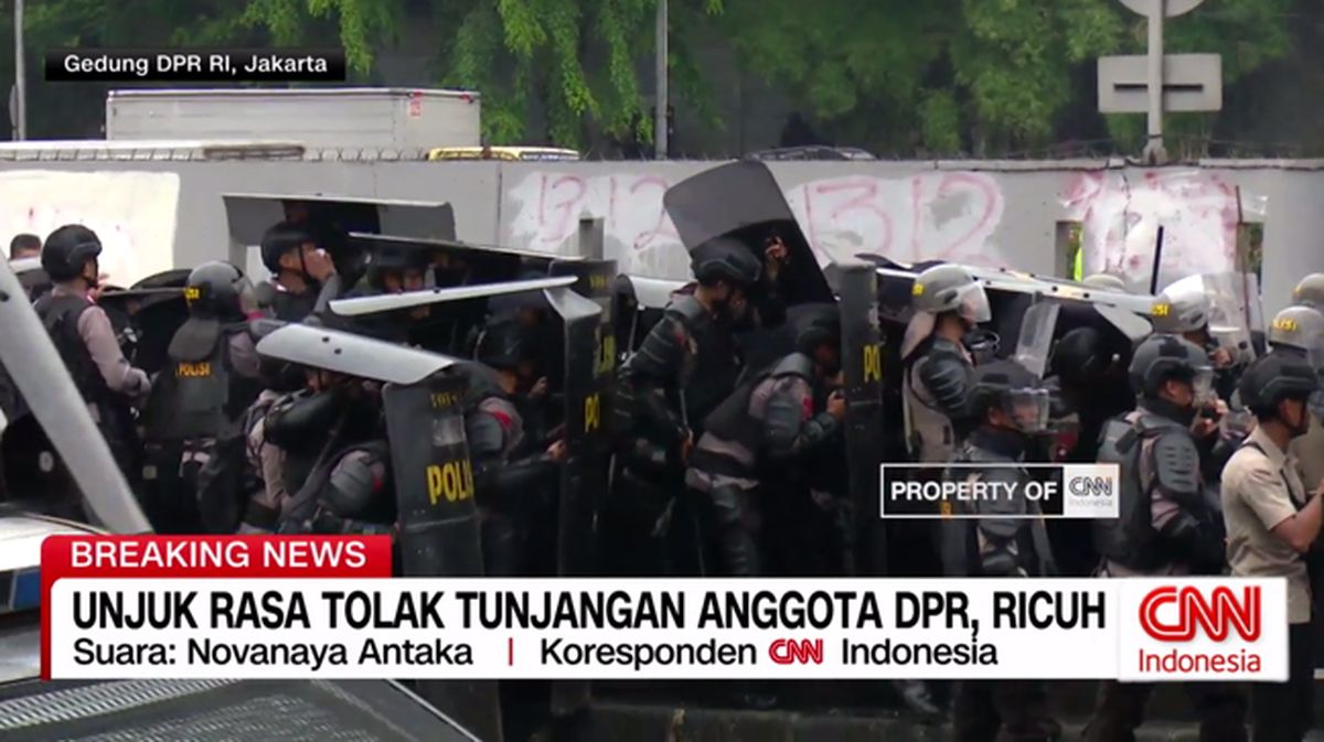 VIDEO: Ricuh Aksi Unjuk Rasa di Gedung DPR