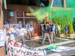 Ratusan Siswa SMAN 2 Situbondo Demo Kasek yang Sembarangan Tebang Pohon