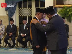 Momen Prabowo Anugerahkan Bintang Republik Indonesia Utama ke Dasco