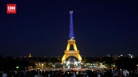 VIDEO: Eiffel Menyala Biru-Kuning Peringati Hari Kemerdekaan Ukraina