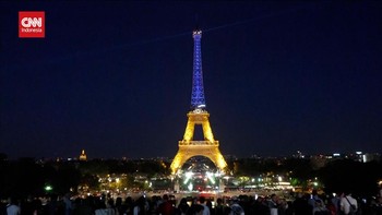 VIDEO: Eiffel Menyala Biru-Kuning Peringati Hari Kemerdekaan Ukraina