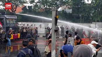 VIDEO: Aparat Pukul Mundur Massa Demo 25 Agutus dengan Water Cannon