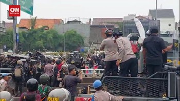 VIDEO: Demo DPR 25 Agustus Rusuh, Aparat dan Massa Aksi Bentrok