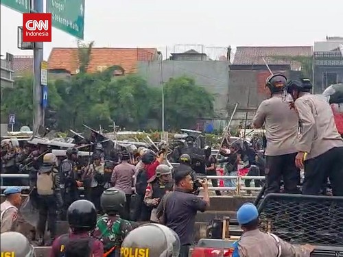 VIDEO: Demo DPR 25 Agustus Rusuh, Aparat dan Massa Aksi Bentrok