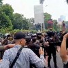 VIDEO: Massa Demo DPR dan Polisi Bermotor Bentrok di Jalan
