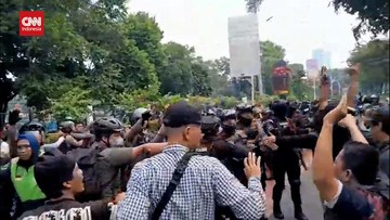 VIDEO: Massa Demo DPR dan Polisi Bermotor Bentrok di Jalan
