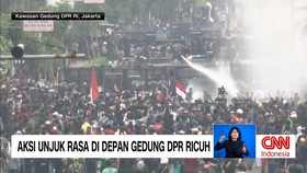 VIDEO: Aksi Unjuk Rasa di Depan Gedung DPR Ricuh
