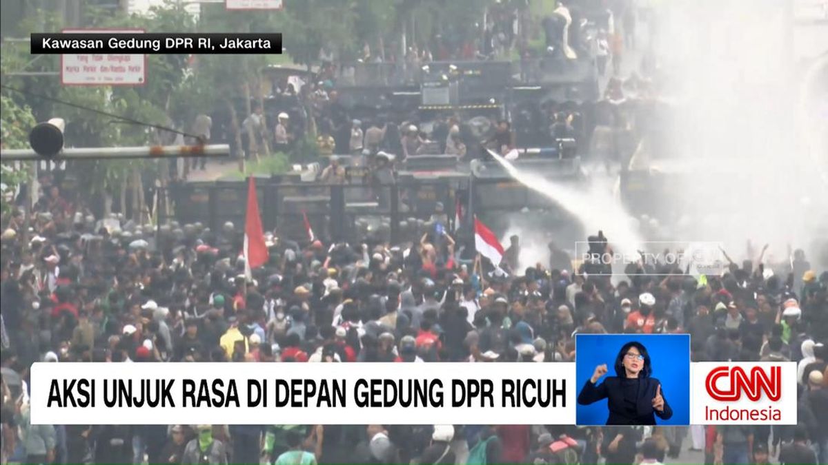 VIDEO: Aksi Unjuk Rasa di Depan Gedung DPR Ricuh