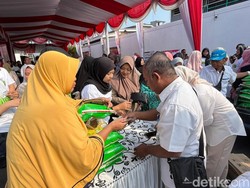 Sembako Murah-Sarapan Gratis Diserbu Ratusan Warga Mojokerto