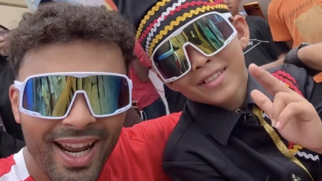 Rayyan Arkhan Dika, bocah yang viral dengan aura farming kompetisi Pacu Jalur membuka sesi Sprint Race Pertamina Grand Prix Mandalika.