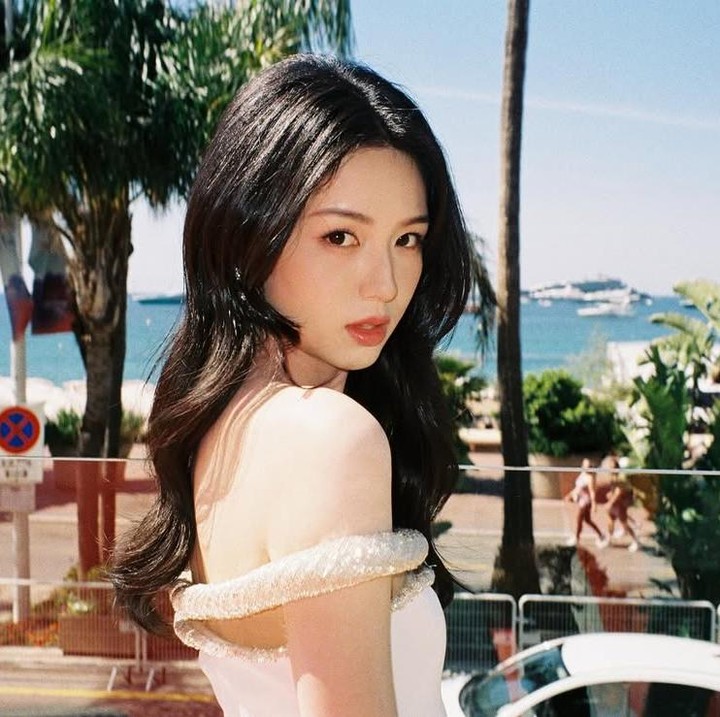 <p>Bukan hanya karena akting, Zhou Ye juga berhasil memikat hati para penggemar lewat pesona yang dimilikinya. Ia pun sering kali mendapat pujian ketika mengunggah berbagai foto di media sosial pribadinya.&nbsp;(Foto: Instagram@yeahzhoou)</p>