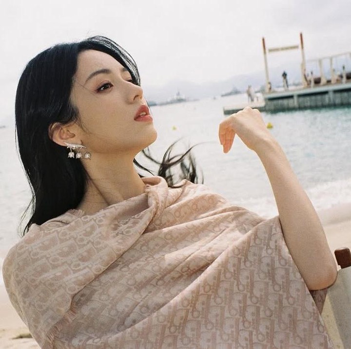 <p><em>Legend of the Female General</em> adalah drama terbaru yang dibintangi oleh Zhou Ye. Ia diketai berperan sebagai He Yan, putri sulung keluarga He, yang terpaksa menyamar dengan mengenakan topeng.&nbsp;(Foto: Instagram@yeahzhoou)</p>