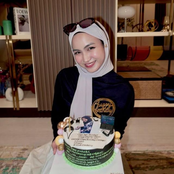 <p>Lewat akun Instagram pribadinya, Xaviera membagikan rasa syukur atas perjalanan hidup yang dijalani selama beberapa tahun terakhir meski rasanya seperti naik <em>roller coaster.</em> "Beberapa tahun ini terasa kayak masuk portal Doraemon. Melewati berbagai tekanan akademis, lulus universitas, bergabung dengan gameshow, mendapat keluarga baru, pokoknya sebuah <em>roller coaster,</em>" tulis Xaviera dalam bahasa Inggris. (Foto: Instagram @xavieraaputri)</p>