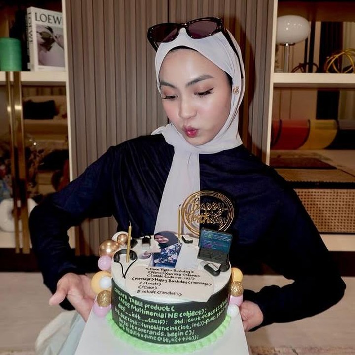 <p>Lebih jauh, Xaviera merasa semua pengalaman itu memberikan pelajaran berharga yang tak bisa bisa digantikan oleh apa pun. "Aku tahu lebih banyak dari sebelumnya, tapi kok secara bersamaan rasanya masih gatau apa-apa juga. Cuman yang pasti, enggak ada kalimat di dunia ini yang bisa mendeskripsikan betapa bersyukurnya aku bisa diberikan semua pengalaman ini, apalagi dipertemukan dengan orang-orang yang ada di sekelilingku sekarang," tulis Xaviera. (Foto: Instagram @xavieraaputri)</p>