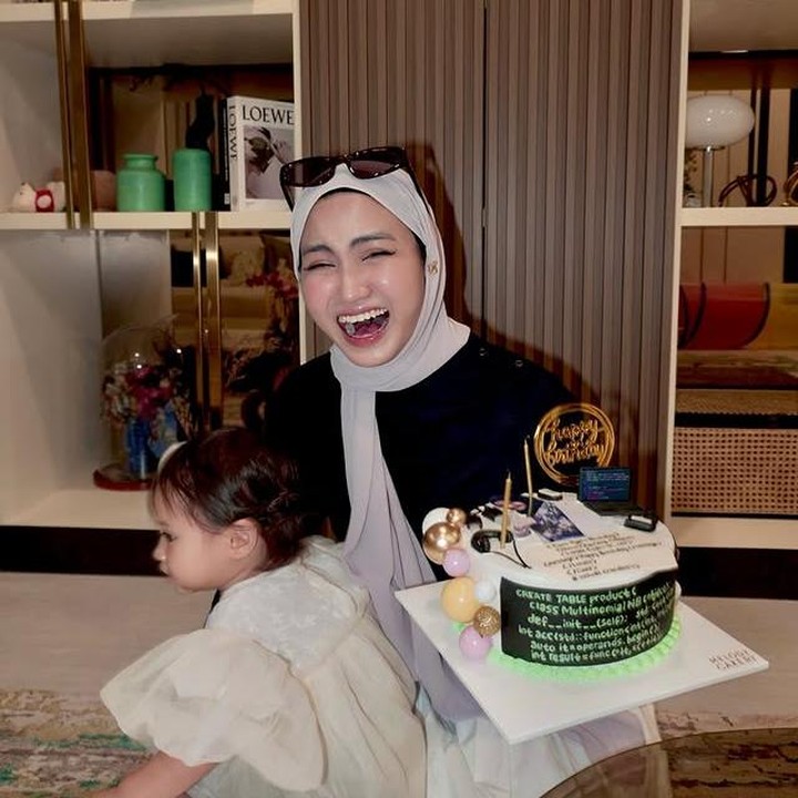 <p>Meski telah mencapai banyak hal dalam hidupnya hingga menjadi terkenal seperti sekarang, Xaviera justru merasa perlu banyak belajar. "Aku masih jauh dari kata hebat, masih banyak banget hal yang harus ku pelajari&mdash;cuman di kesempatan ini, aku pengen bilang terima kasih buat teman-teman yang selalu hadir dan mau bertumbuh bersama," tulis Xaviera yang juga memberikan apresiasi atas dukungan para penggemarnya, xavieranation selama ini. (Foto: Instagram @xavieraaputri)</p>
