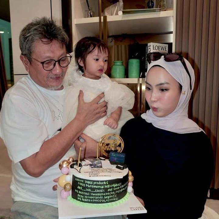 <p>Momen ulang tahun Xaviera kali ini memang terlihat sederhana, tetapi tetap tergambar hangat karena ada orang-orang berharga di sekelilingnya, terutama Ayahnya. Xaviera juga mengungkapkan perasaannya campur aduk di momen pertambahan usianya kali ini. Tak ketinggalan pula, ia memberikan pesan untuk para penggemarnya. "Walau ultah kali ini lumayan <em>mixed feelings</em> (karena kok agak serem ya angkanya HAHA) tapi ya namanya juga <em>adulting</em>, dan aku enggak sabar untuk tumbuh dan menghabiskan masa itu bersama kalian semua. Dan jangan lupa, teruslah menuntut ilmu karena belajar tidak berhenti dibangku sekolah, melainkan seumur hidup," ujar Xaviera. (Foto: Instagram @xavieraaputri)</p>