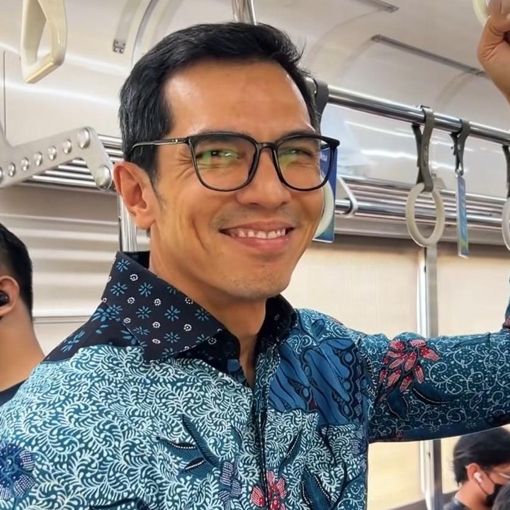 <p>Ada juga Adrian Maulana yang cukup sering membuat konten ketika naik transportasi umum KRL. Misalnya saja seperti foto berikut ketika dia memberi informasi tentang tutorial berangkat kerja dari Bintaro ke Jakarta. &ldquo;Kali ini saya ingin berbagi tutorial berangkat kerja menggunakan transportasi umum dari tempat tinggal saya di Bintaro. InsyAllah hemat dan sehat,&rdquo; ujar Adrian, dikutip dari laman Instagram <em>@adrianmaulana.&nbsp;</em>(Foto: Instagram@adrianmaulana)</p>