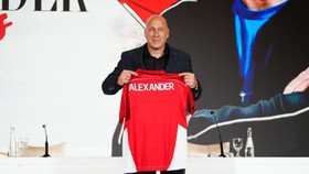 Alexander Zwiers, Istri Orang Indonesia dan Pernah Tinggal di Karawaci