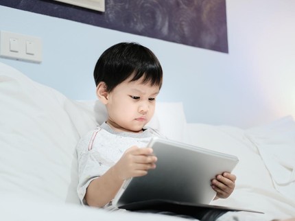Anak Gen Alpha Lebih Suka YouTube & Twitch daripada TV, Haruskah Orang Tua Khawatir?