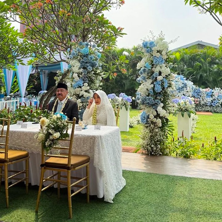 <p>Di foto lainnya, Ayudia Bing Slamet menyorot suasana haru dan sakral saat ibundanya duduk berdampingan dengan sang ayah sambung. Ibunda Ayudia tampak. "Anak dianter orang tua ke pelaminan (x), orang tua dianter anak ke pelaminan (V)," tulisnya. (Foto: Instagram @ayudiac)</p>