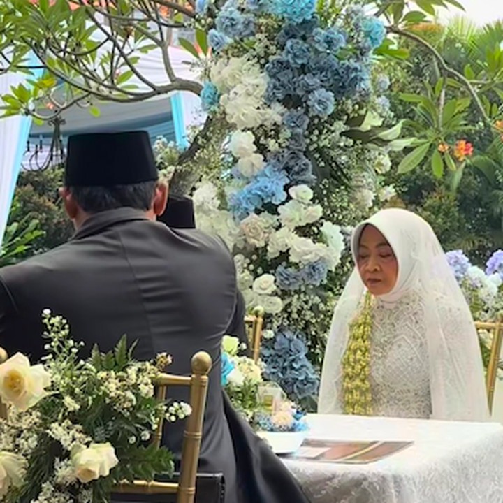 <p>Artis Ayudia Bing Slamet tengah berbahagia. Baru-baru ini, Ayudia Bing Slamet membagikan potret bahagia hari pernikahan sang ibunda Susi Seniwati, yang dipersunting oleh pria pujaan hatinya. Perlu diketahui, Susi Seniwati dan ayah dari Ayudia, yakni Hilmansyah Bing Slamet, sudah lama bercerai. (Foto: Instagram @ayudiac)</p>
