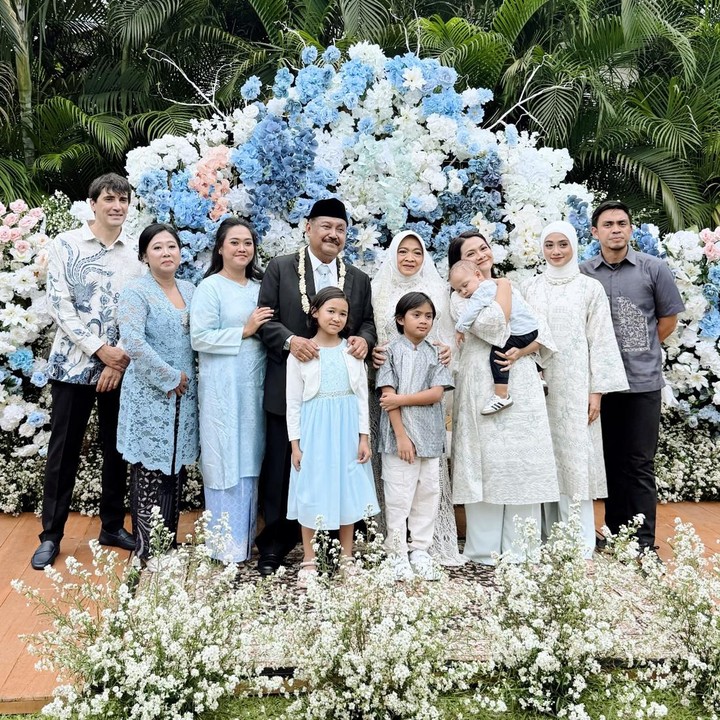 <p>Melalui unggahan di Instagram Stories, Ayudia Bing Slamet membagikan suasana pernikahan sang Bunda yang dilangsungkan secara sederhana. Acara ini tampaknya hanya dihadiri oleh kerabat dan teman dekat saja. Ayudia Bing Slamet pun hadir bersama suaminya Ditto Percussion dan putranya, Sekala. (Foto: Instagram @ayudiac)</p>