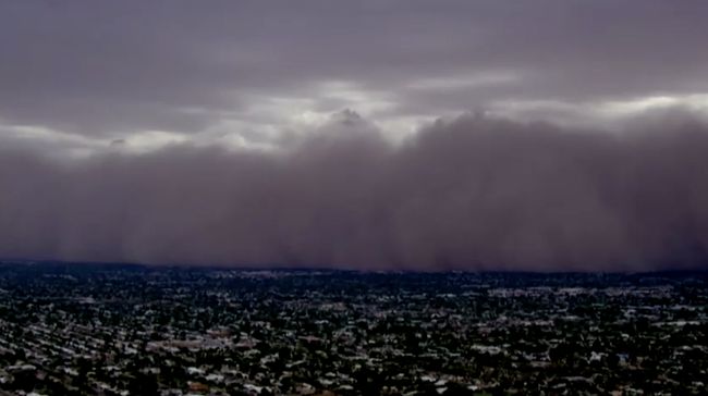 Badai debu menyelimuti langit di Paradise Valley, Arizona, AS, 25 Agustus 2025 (ABC AFFILIATE KNXV via Reuters)