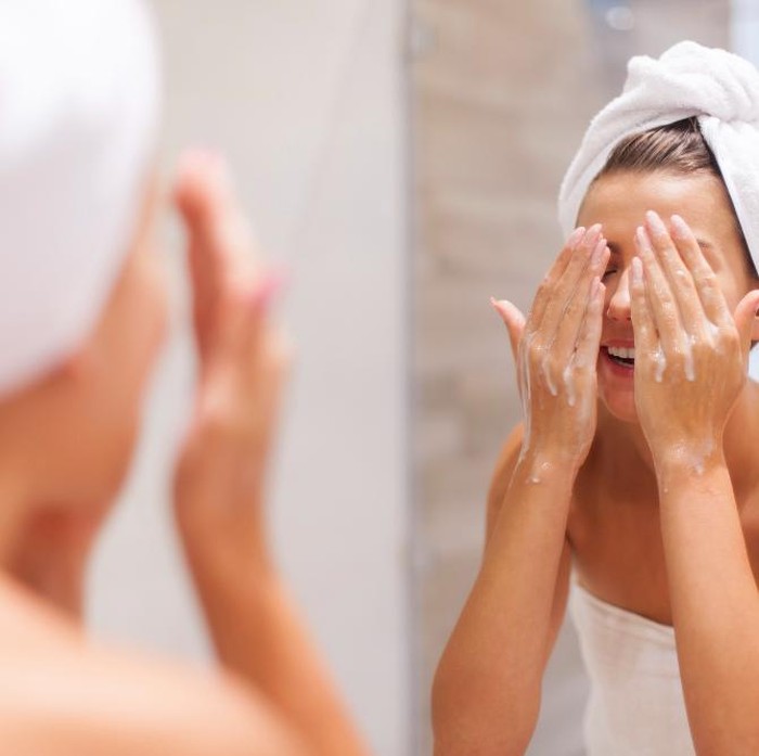 Teknik 60-second rule adalah metode mencuci wajah dengan memijat cleanser ke kulit selama satu menit penuh menggunakan jari-jari tangan. Metode ini dipopulerkan oleh Nayamka Roberts-Smith, seorang licensed esthetician yang dikenal sebagai @LABeautyologist di media sosial.