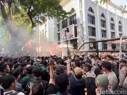 Massa Demo Tolak Tunjangan Mewah DPR Cekcok dengan Polisi di Medan