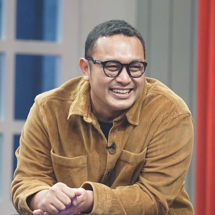 <p>Presenter Gilang Dirga ternyata juga naik transportasi umum LRT, lho. Hal ini dilakukannya karena sedang menjalani program diet dan agar bisa banyak berjalan kaki. &ldquo;Gue lagi sering pakai transportasi umum kalau gue sekadar <em>meeting,</em> jadi lebih suka pakai transportasi umum. Biar ada jalannya ya minimal sehari ada 5 ribu langkah. Kan dekat rumah gue tuh ada stasiun LRT,&rdquo; ujar Gilang.&nbsp;(Foto: Instagram@gilangdirga)</p>