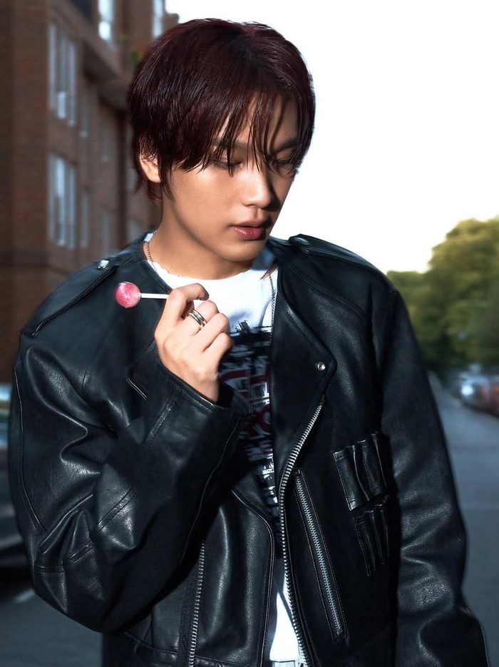 Idol K-Pop yang satu ini tampil dengan gaya memesona dan aura 'boyfriendable' dalam balutan leather jacket, t-shirt, dan baggy pants./ Foto: instagram.com/nct