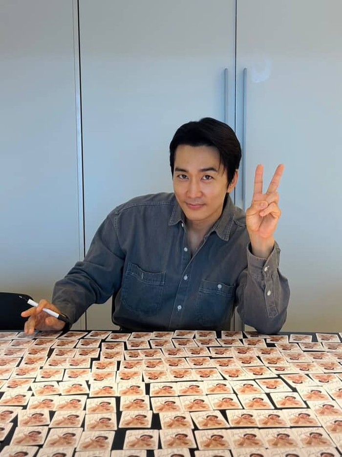 Hingga di usianya sekarang yang ke-48 tahun, Song Seung Heon sukses mempertahankan eksistensinya. Ia juga masuk dalam jajaran aktor yang dijuluki 'ahjussi tampan' berkat penampilannya yang menawan/ foto: instagram.com/songseungheon1005