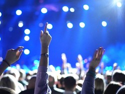 12 Barang yang Wajib Dibawa Saat Konser, dari Jas Hujan-Kipas Portable