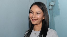Rambah Dunia Kuliner, Kalina Ocktaranny Kini Jualan Es Teler Kaki Lima