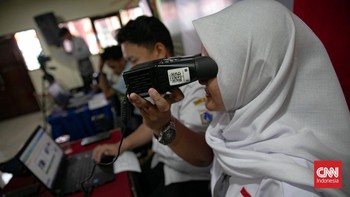 FOTO: Petugas Jemput Bola Pembuatan e-KTP dan IKD ke Siswa SMA Tebet
