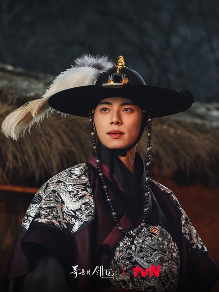 Ia bertransformasi menjadi Lee Heon, raja di era Joseon yang dikenal sebagai 'tiran' temperamental, serta pecinta kuliner dengan selera sangat tinggi./ Foto: tvN