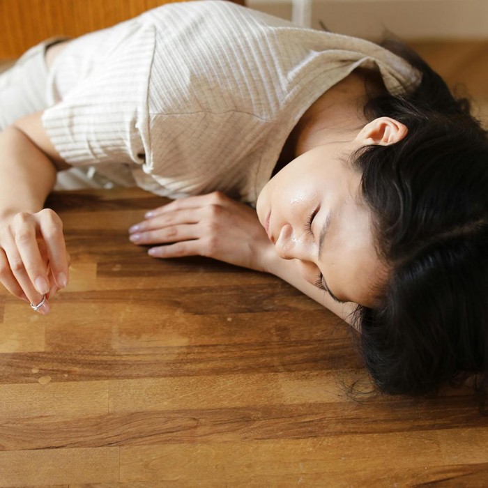 Kelelahan yang terjadi terus-menerus, bahkan setelah mendapatkan tidur yang cukup adalah tanda bahaya yang tidak boleh kita abaikan begitu saja. Luangkan waktumu sejenak untuk istirahat.