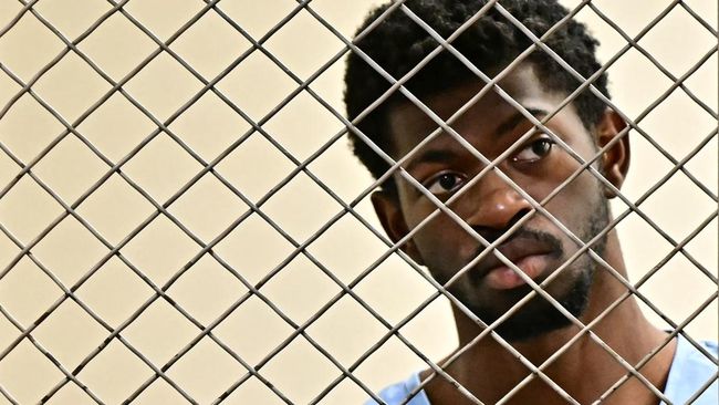 Rapper Lil Nas X didakwa atas 4 kejahatan setelah kedapatan berjalan-jalan dengan nyaris bugil dan diduga sempat menyerang polisi.