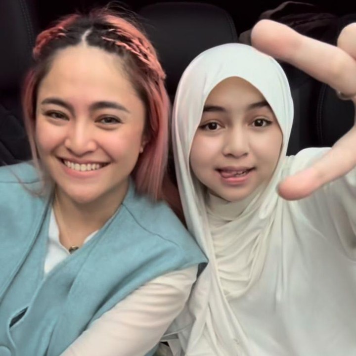 <p>Marshanda pun mengaku hal ini membuatnya kembali menjalani peran ibu. &ldquo;Pagi siap-siap pakai baju seragam, sekolah, salim ke aku, pamit bilang, &lsquo;Aku mau sekolah&rsquo;. Jadi peran ibu itu benar-benar terparaktikkan sekarang ini, tadinya seperti setengah-setengah,&rdquo; ungkapnya.&nbsp;(Foto: Instagram@marshanda99)</p>