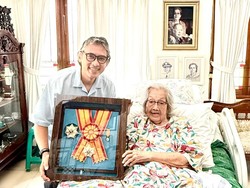 Bahagia Eyang Meri Usai Prabowo Anugerahkan Bintang Republik Indonesia untuk Hoegeng