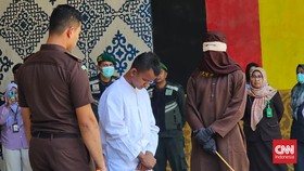 Pasangan Gay Dihukum Cambuk 76 Kali di Aceh, Ditonton Publik