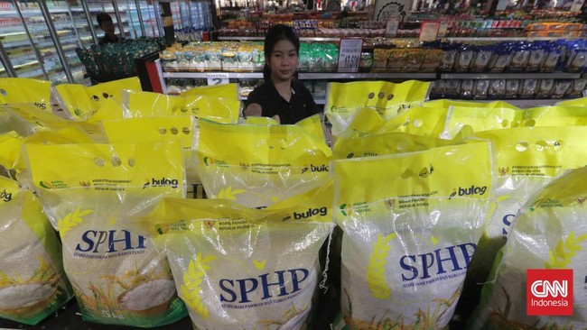 Mentan Amran Sulaiman memastikan beras SPHP produksi Bulog yang rusak ditukar meski kemasannya sudah terbuka.
