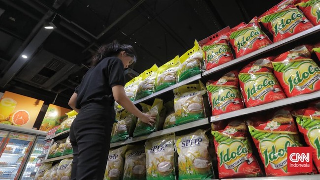 Kepala Bapanas Arief Prasetyo menyebut stok beras sudah kembali normal di jaringan ritel modern, seperti Indomaret dan Alfamart setelah sempat langka.