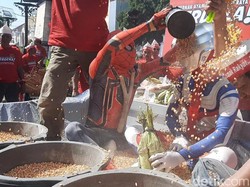Peternak Ayam Solo Raya Aksi Mandi Jagung Protes Harga Pakan Melambung