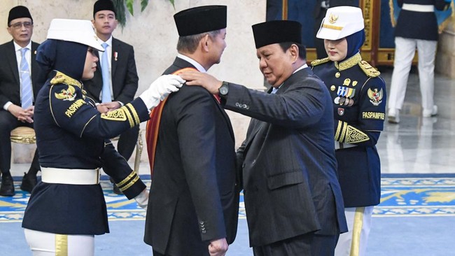 Presiden Prabowo Subianto menganugerahkan bintang kehormatan kepada 141 tokoh pada HUT ke-80 RI, sebagai penghargaan atas jasa mereka bagi bangsa.