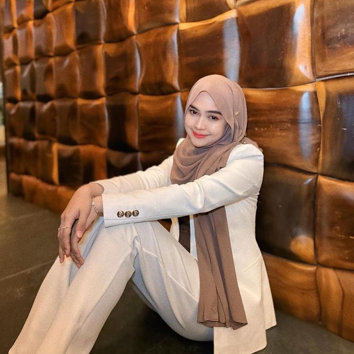 <p>Ria Ricis membantah tudingan operasi plastik. Bunda satu anak ini mengungkap perawatan yang dijalaninya di Korea tidak melibatkan tindakan operasi, Bunda. "Itu cuma <em>treatment</em>, salah satunya <em>exosome</em>. Jadi aku disuntikkan darah aku sendiri, dipindahkan ke muka. Ada <em>stem cell</em>-nya juga. Jadi cuma untuk <em>glowing</em> dan mengencangkan," ujarnya ditemui di kawasan Pondok Aren, Tangerang Selatan, beberapa waktu lalu, dilansir <em>detikcom</em>. (Foto: Instagram @riaricis1795)</p>