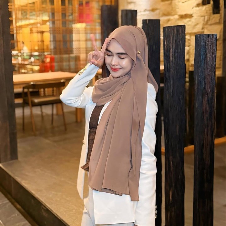 <p>Menurut Ria Ricis, perawatan kecantikan yang dijalaninya ini merupakan bentuk <em>self reward</em>. Ia pun mendapatkannya tanpa mengeluarkan biaya alias gratis. "Iya dong, benar. Apalagi kemarin itu kan gratisan. Yang Korea bisa gratis. Jadi sayang kalau nggak diambil, jadi ya sudah ke sana saja," ungkap Ria Ricis. (Foto: Instagram riaricis1795)</p>