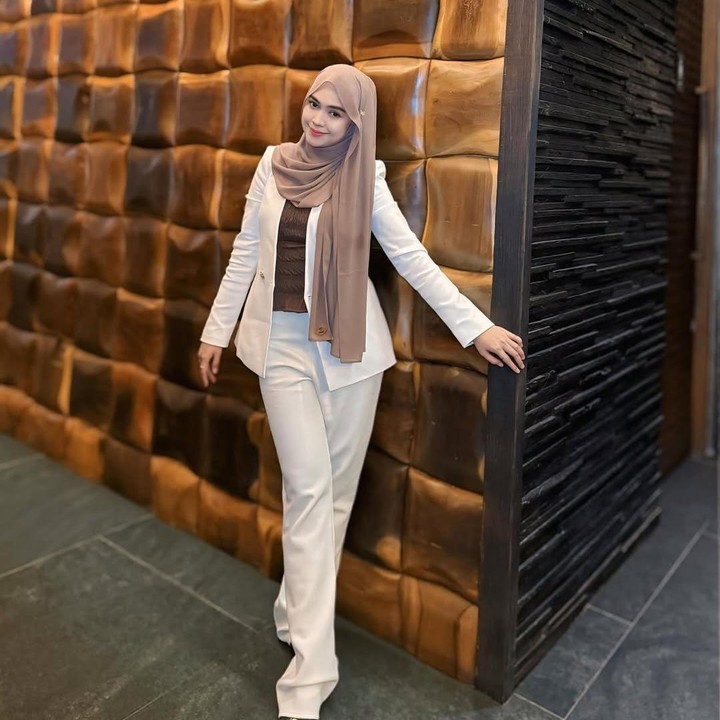 <p>Ria Ricis mengatakan bahwa perawatan kecantikan yang dijalaninya di Korea terbilang sederhana. Hasilnya pun cukup memuaskan baginya. "Pokoknya aku disuntik tidur, dibius tidur, terus bangun-bangun tuh udah <em>glowing</em> gitu. Nah, sekarang hasilnya kayak gini," ujarnya. (Foto: Instagram @riaricis1795)</p>
