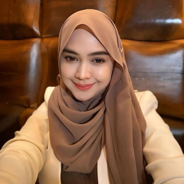 <p>Setelah menjalani perawatan, Ria Ricis kembali mengunggah fotonya di media sosial. Dalam foto yang dibagikan, Ria Ricis terlihat lebih fresh dan <em>glowing</em>. Penampilannya ini&nbsp;mencuri perhatian. Namun, beberapa netizen menudingnya melakukan operasi plastik. (Foto: Instagram @riaricis1795)</p>